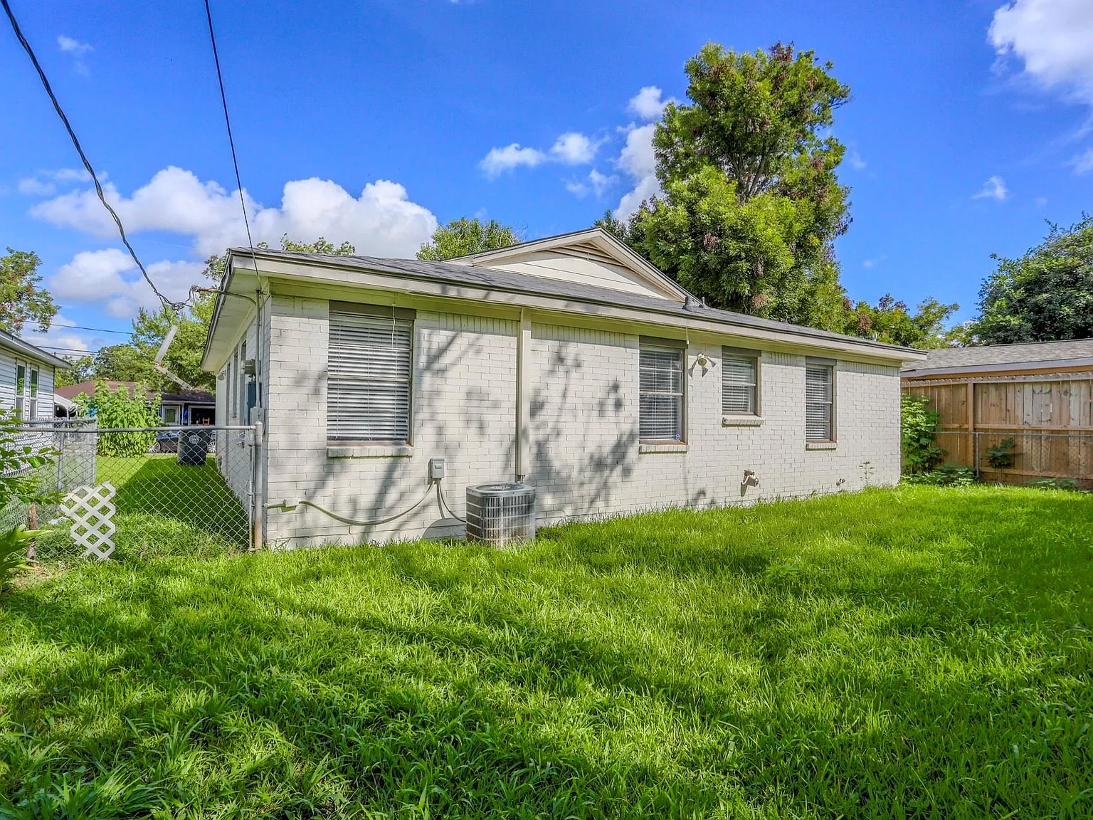 3 bed, 2.0 bath, 1184 sqft, $1,900 — Photo 4