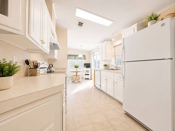 5th image of 3166 Carpenter Ln #80