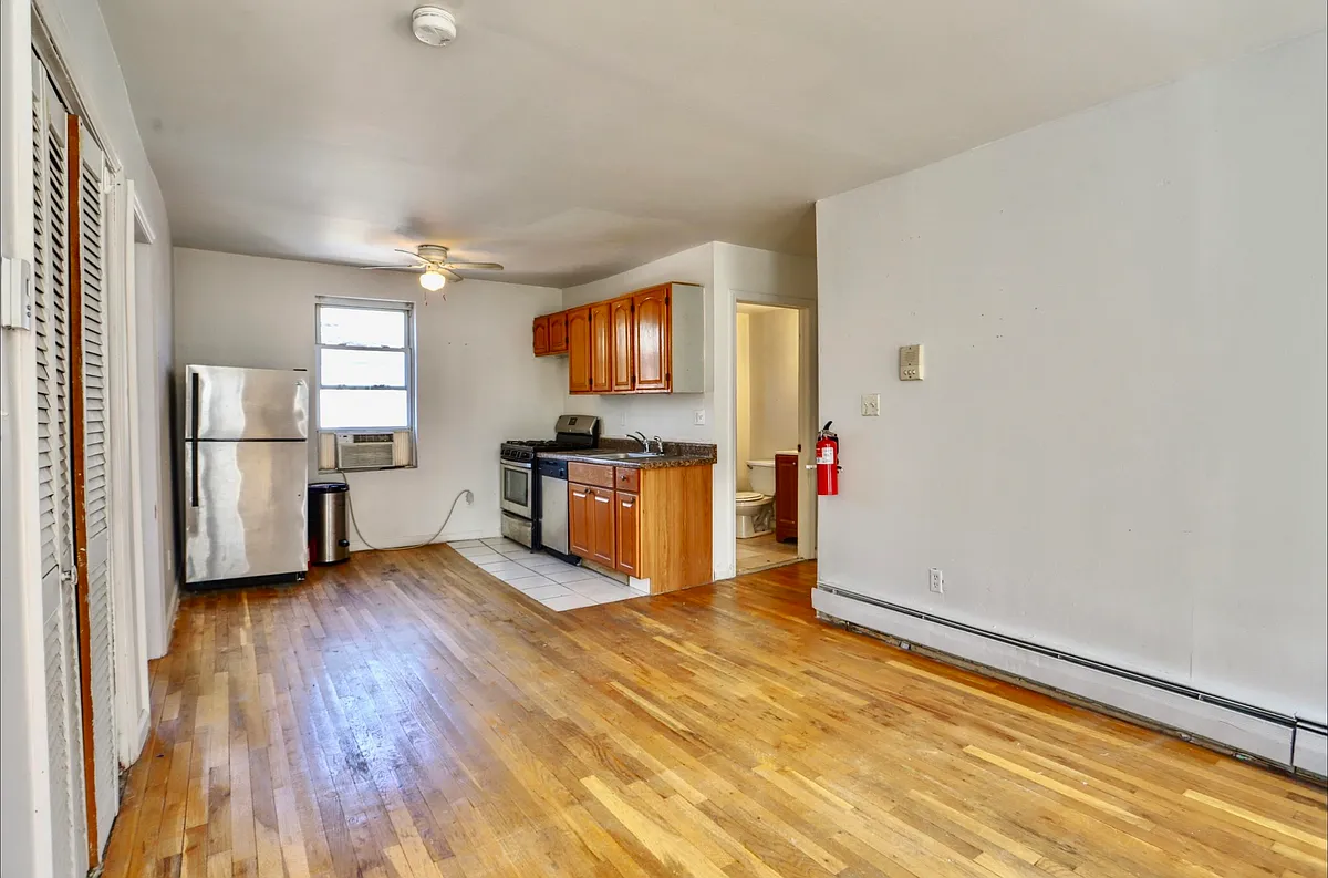 Building Photo - 206 4th St #3R