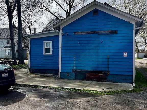3rd image of 323 Sterling Ct