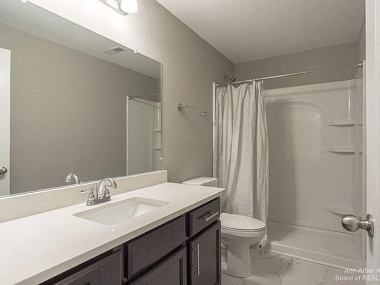 2563 W Towne St — Photo 32