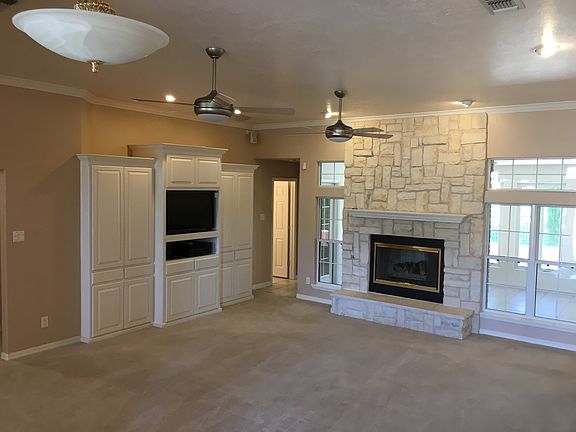 Main Living & Gas Fireplace