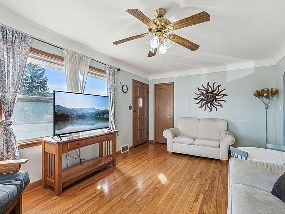 4th image of 375 Maryland Ave E