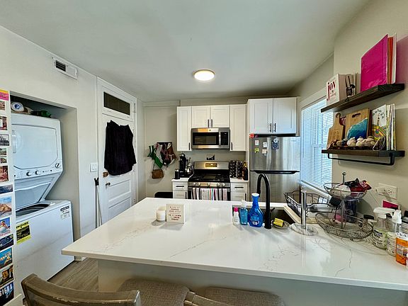 4th image of 2059 W Summerdale Ave APT 1