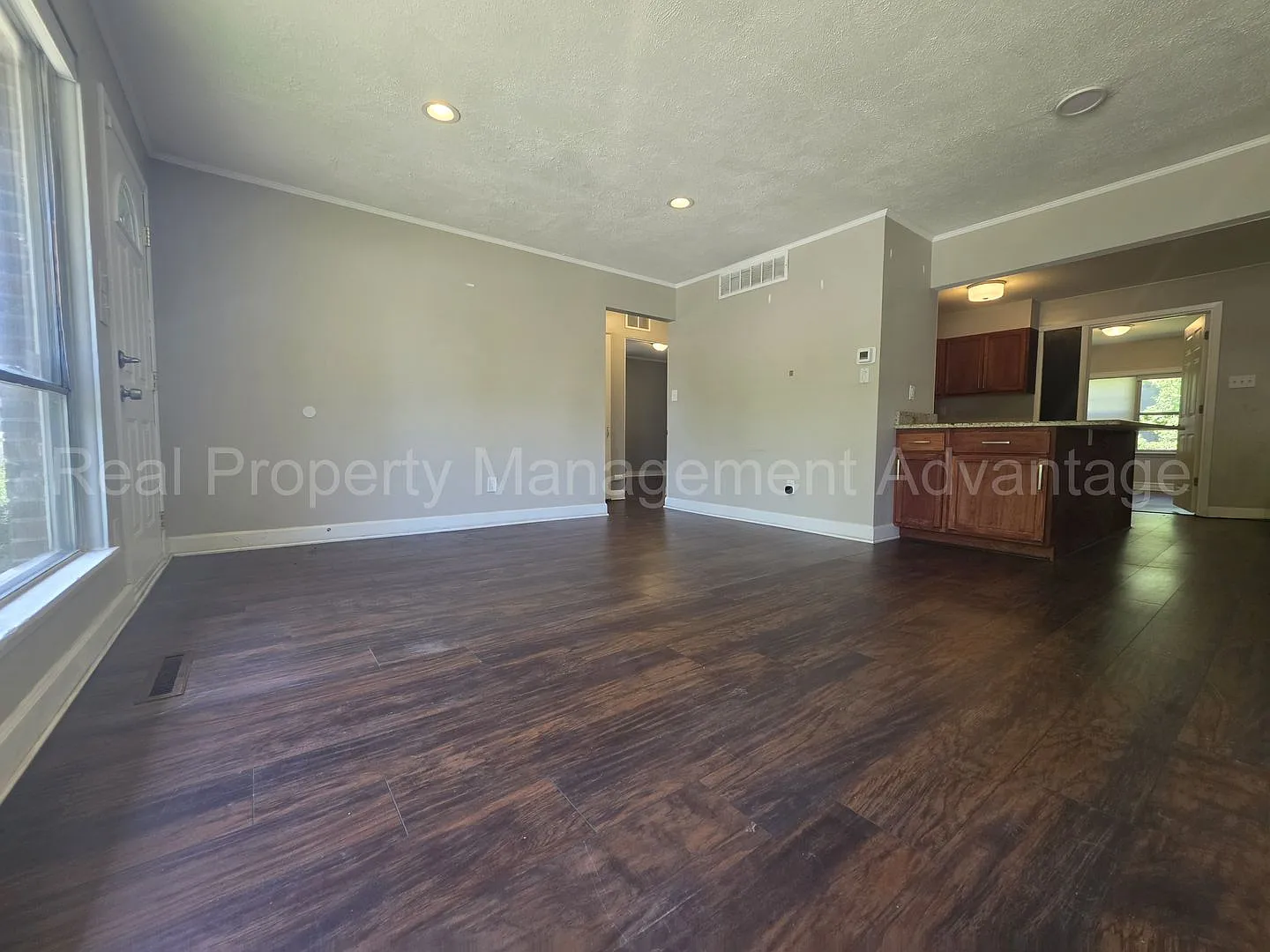 Updates Everywhere! 2/3 Bedrooms in Oak Park — Photo 2