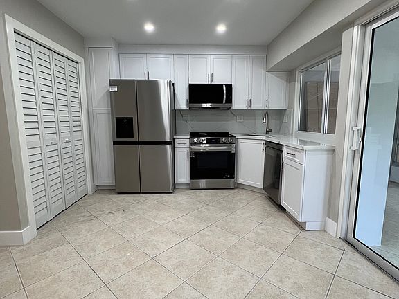 4th image of 2161 NE 51st Ct #E