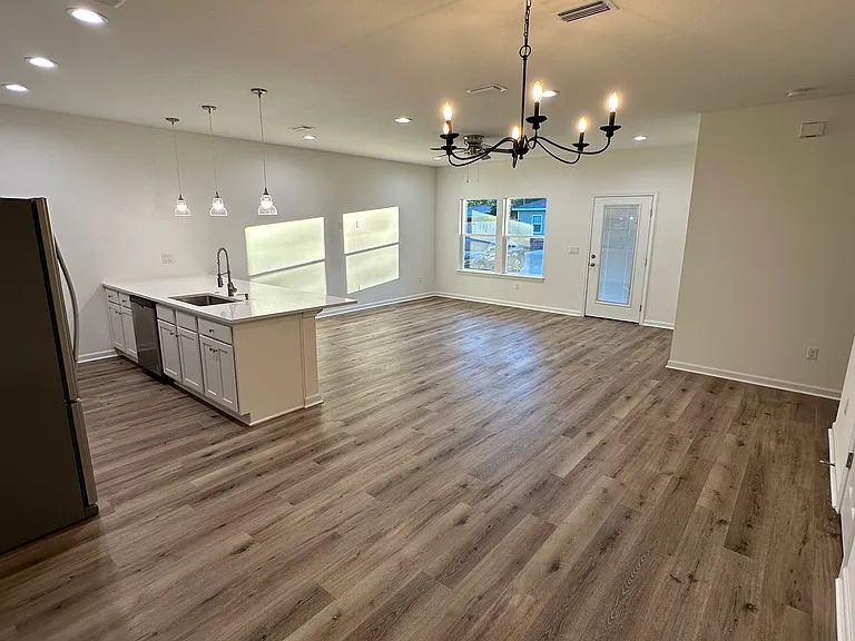 688 Anderson Dr — Photo 3