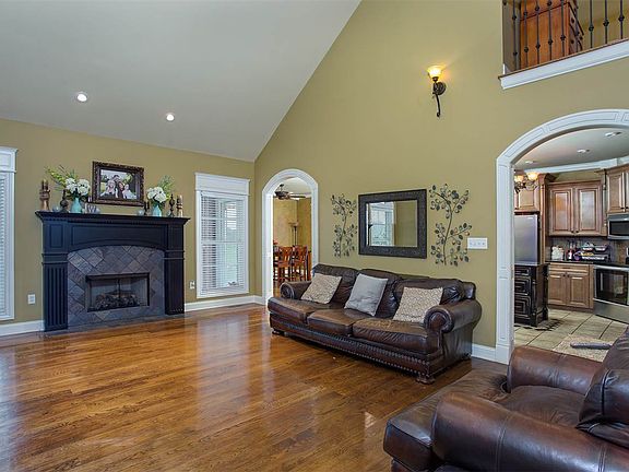 4th image of 135 Pikes Peak Way
