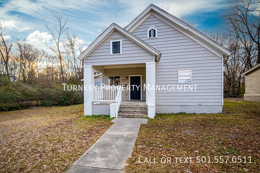 Renovated 3bed 2 bath Duplex! Half off 1st month's Rent — Photo 2