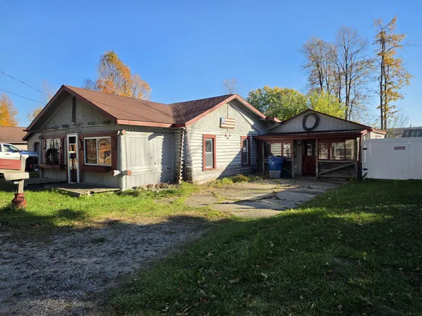 110 Catalpa St, Houghton Lake, MI 48629