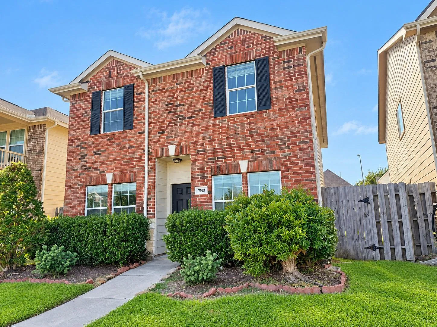 3 bed, 2.5 bath, 2072 sqft, $2,000 — Photo 2
