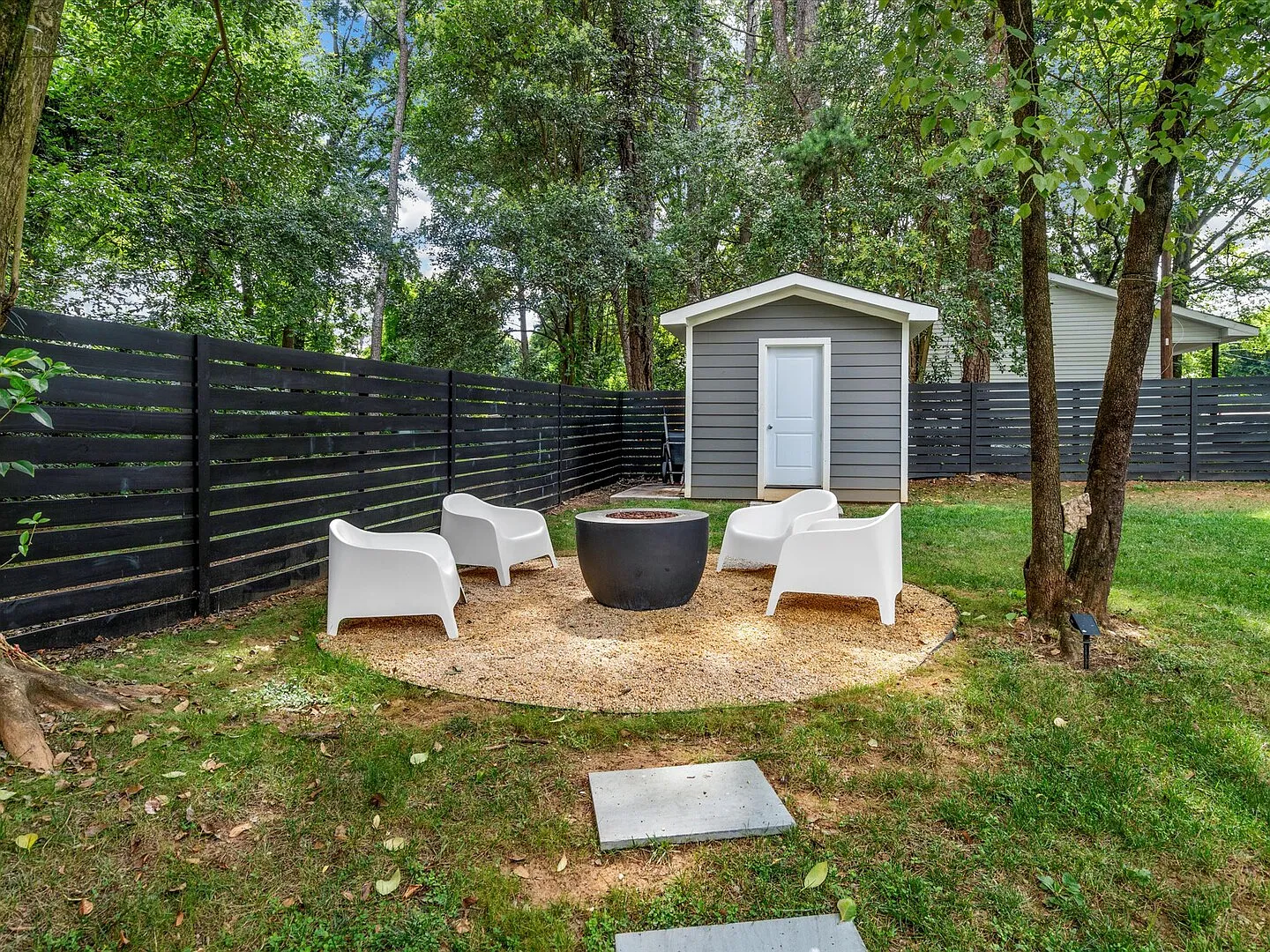 Newland Retreat 4BR w/King Pet Friendly - mins to Uptown & Airport — Photo 4