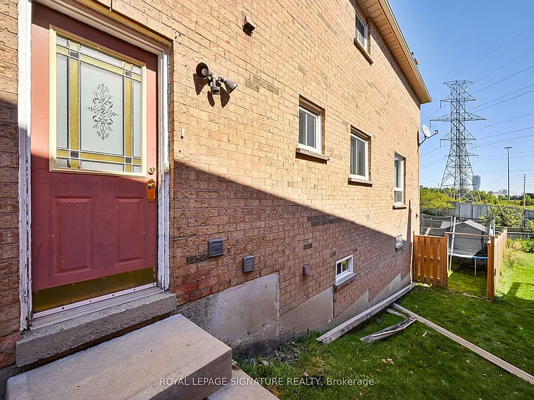 556 Farwell Cres #LOWER — Photo 2