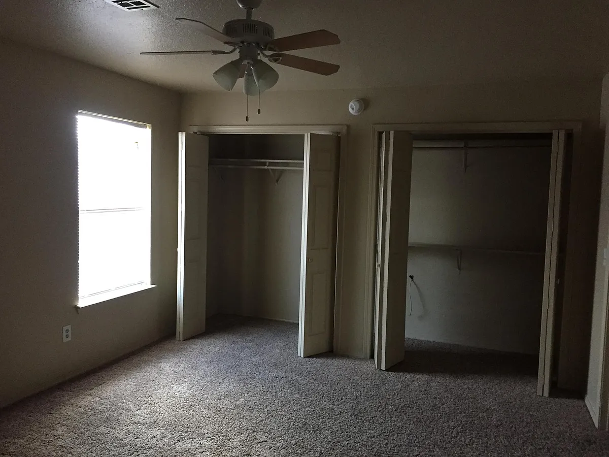 Building Photo - 704 E Eastview Dr