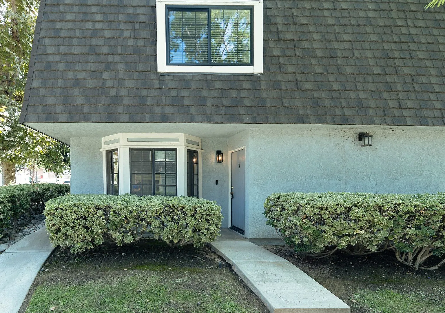 Beautiful 3 Bedroom 3 Bath Townhome in Duarte — Photo 1
