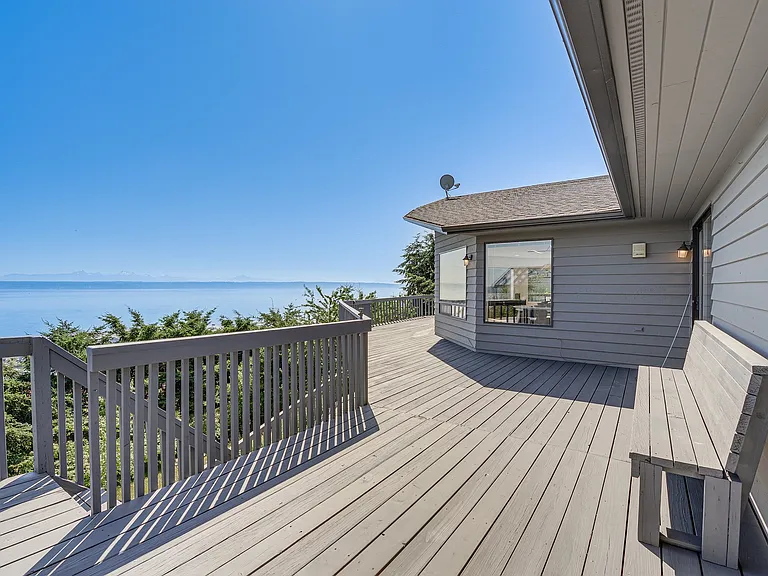 1395 Crestview Dr — Photo 2