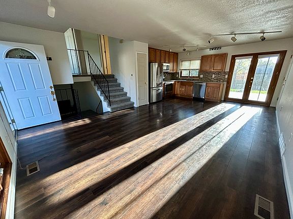 3rd image of 913 Harrison Dr