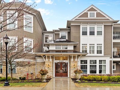 8 Kennedy Ln #205, Hinsdale, IL, 60521