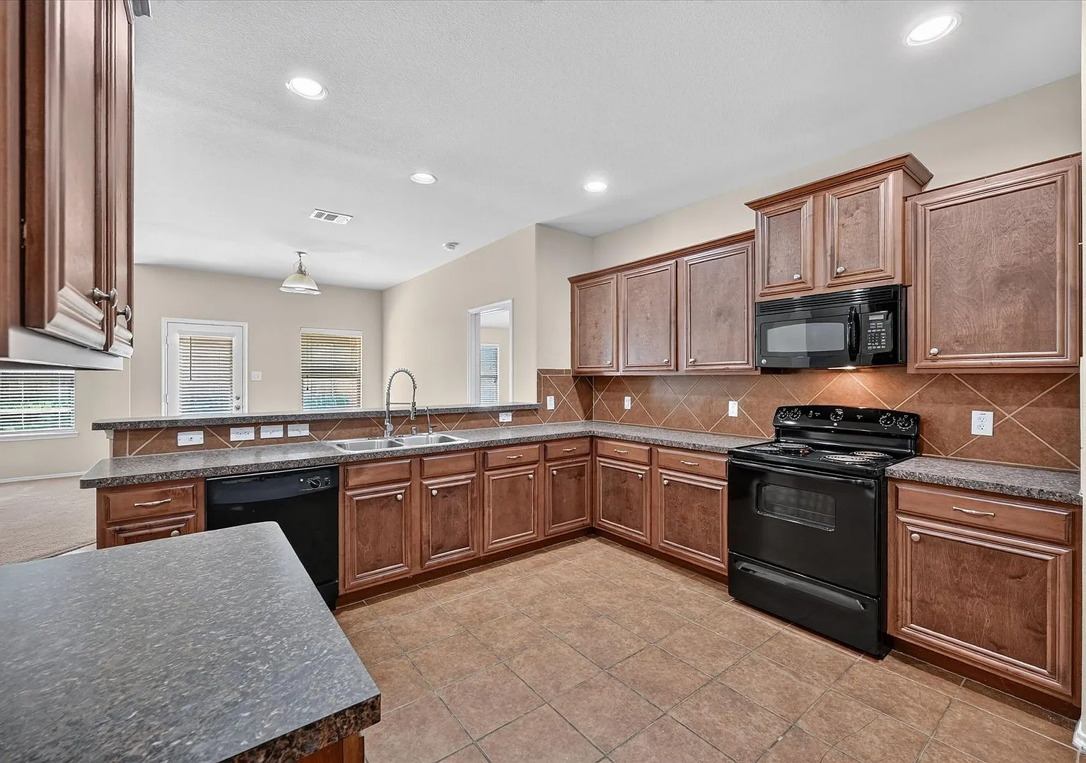 Beautifully maintained, north-facing 3-bedroom, 2-bathroom home in Frisco Ranch! — Photo 3