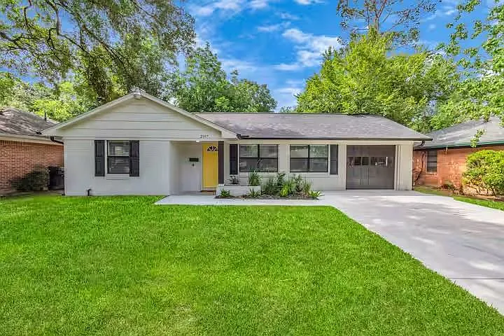 2107 Wakefield Dr — Photo 2