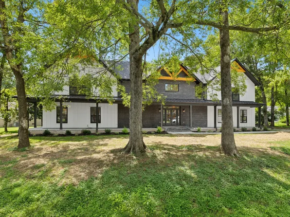 102 Cayce Valley Dr, Columbia, TN 38401