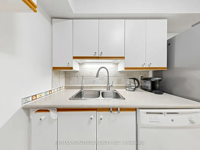 326 Major Mackenzie Dr E #307 — Photo 18