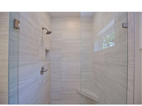 5th image of 323 SW D St