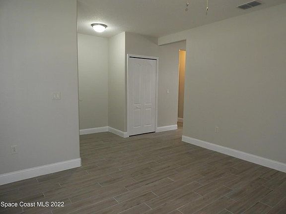 4th image of 583 Hollow Glen Dr