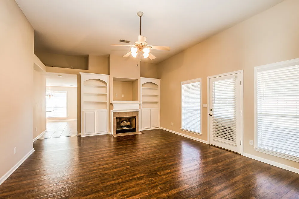 3 bed, 2.0 bath, 2200 sqft, $2,315 — Photo 2