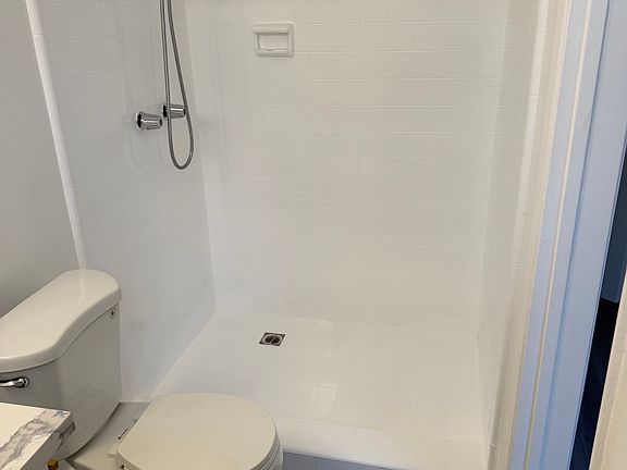 5th image of 432 Palm Dr APT 4