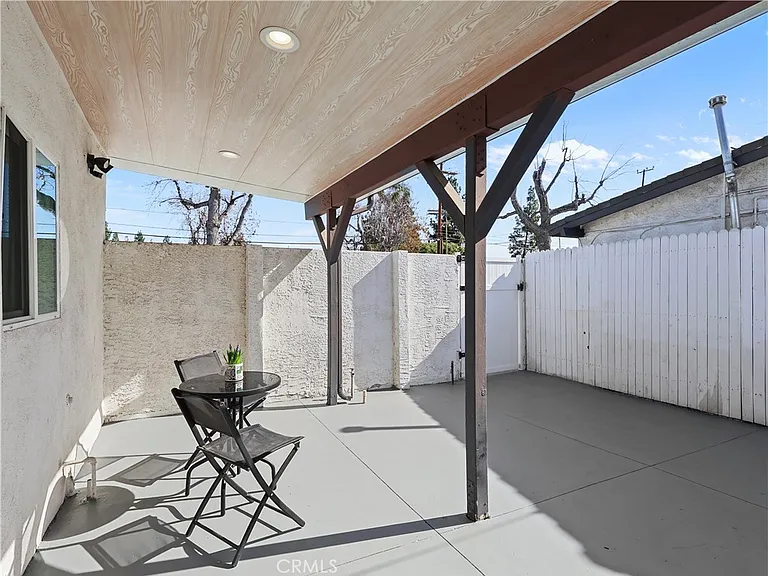 15803 Chatsworth St — Photo 32