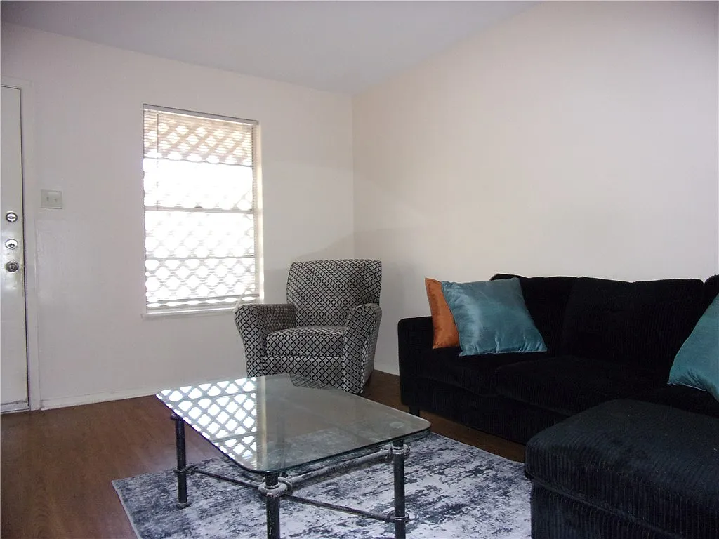 2 bed, 880 sqft, $900 — Photo 2