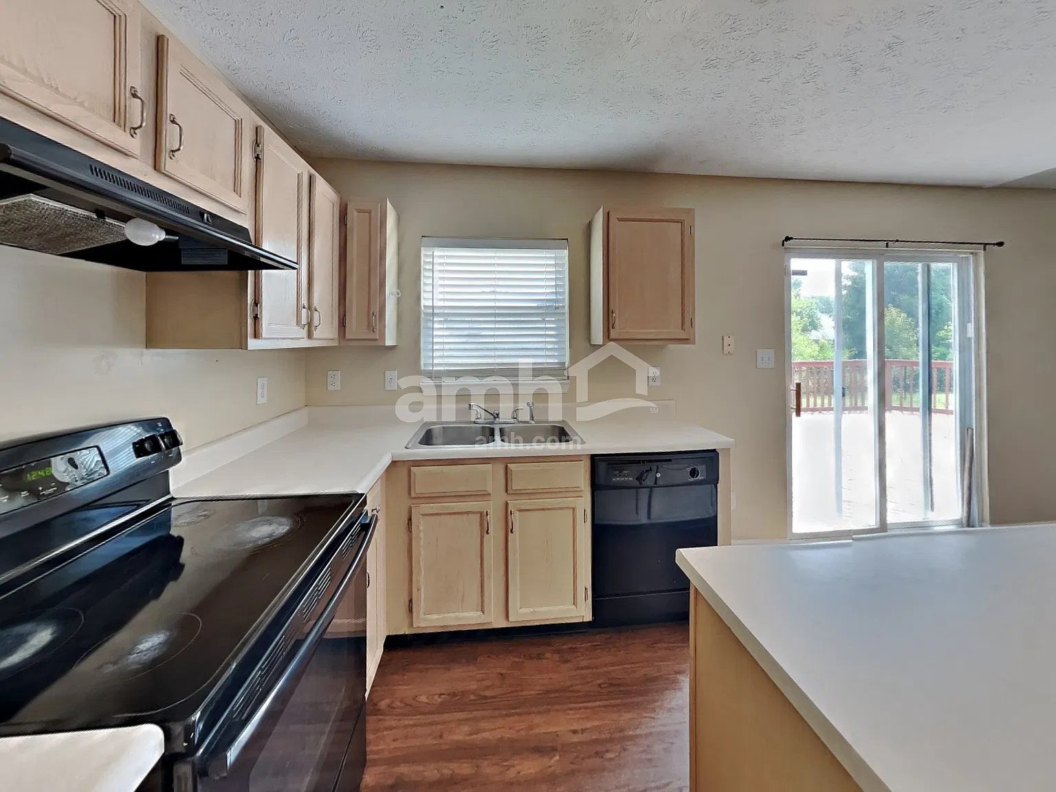 3 bed, 2.5 bath, 1505 sqft, $1,925 — Photo 3