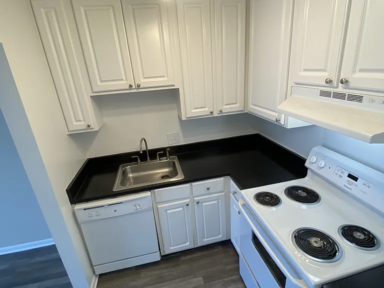 B104-1005 Hickory Hill Ln #B104 — Photo 14