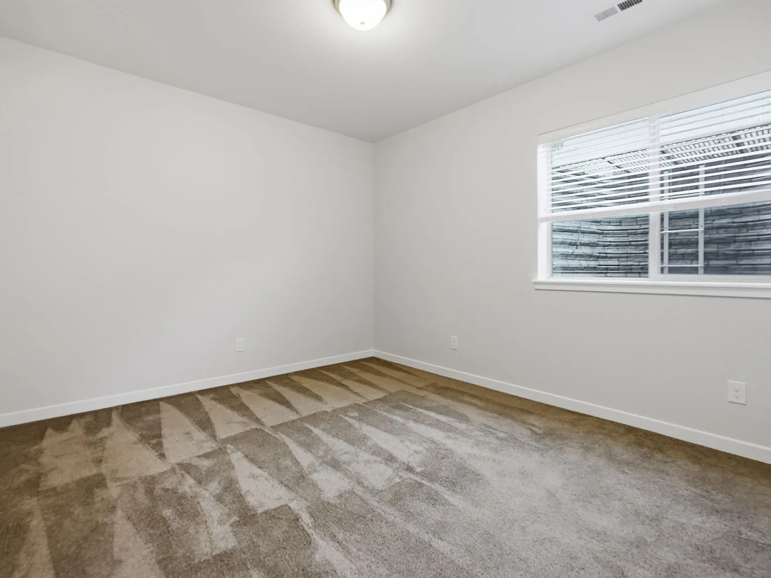 4 bed, 3096 sqft, $3,150 — Photo 2