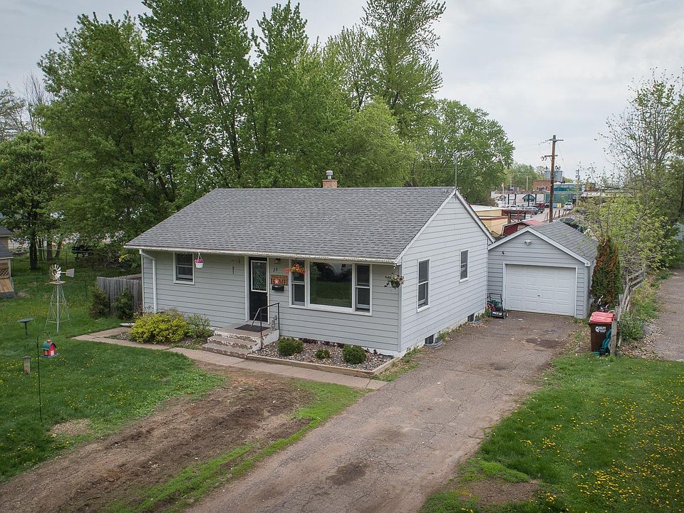 1st image of 28 Wood St N