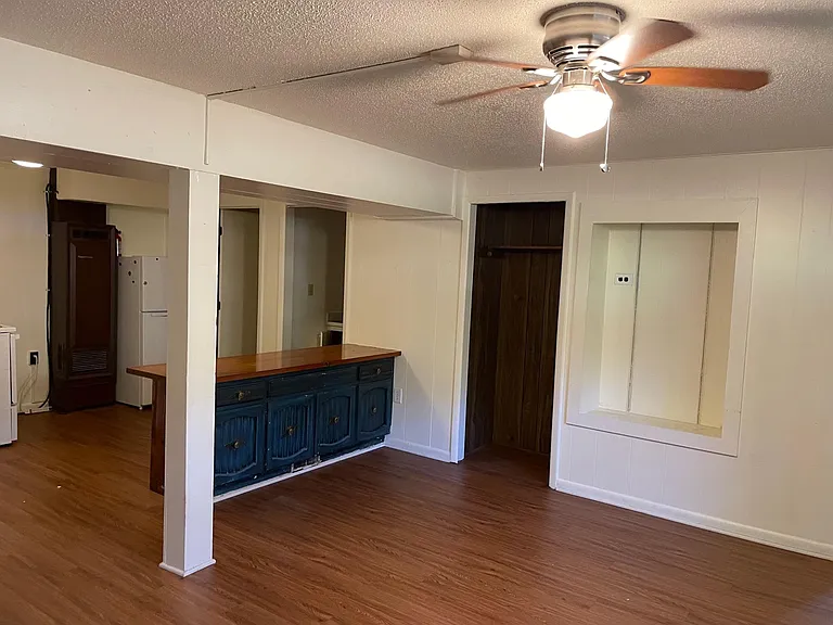 Bar and food preparation area
Food storage pantry
