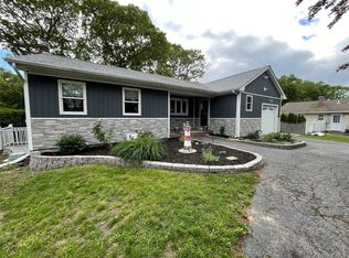 196 Holiday Blvd, Center Moriches, NY 11934