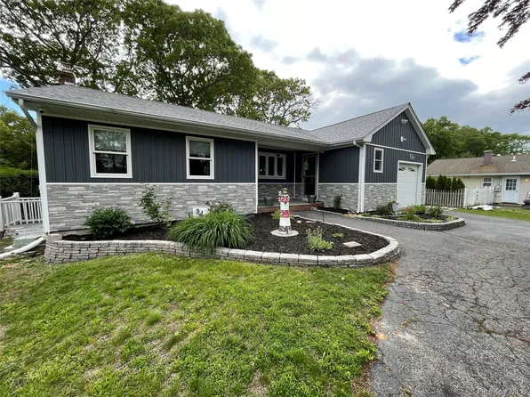196 Holiday Boulevard, Center Moriches, NY 11934