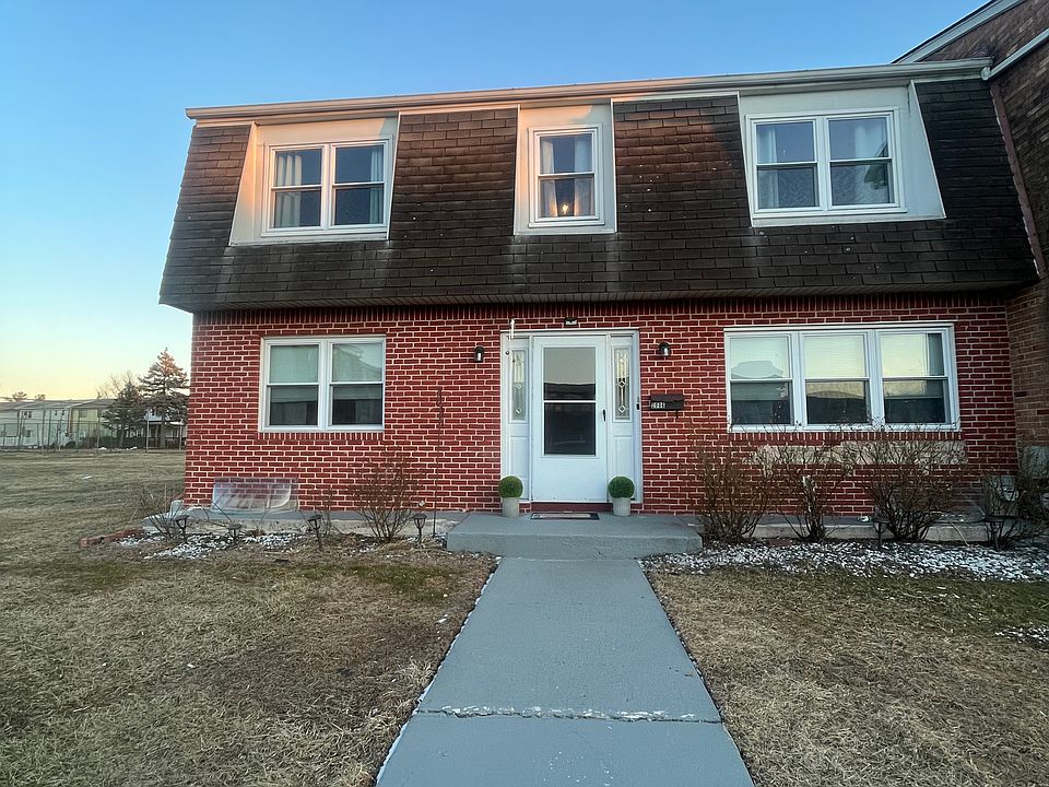 FRONT OF THE HOME.
TO THE LEFT YOU'LL FIND A MILE OF GRASS TO USE AT YOUR DISPOSAL.
A PLAYGROUND, 2 POOLS, AND TENNIS COURT.