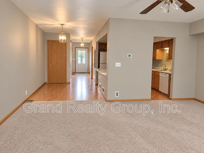 2 bed, 1.5 bath, 1400 sqft, $1,800 — Photo 3