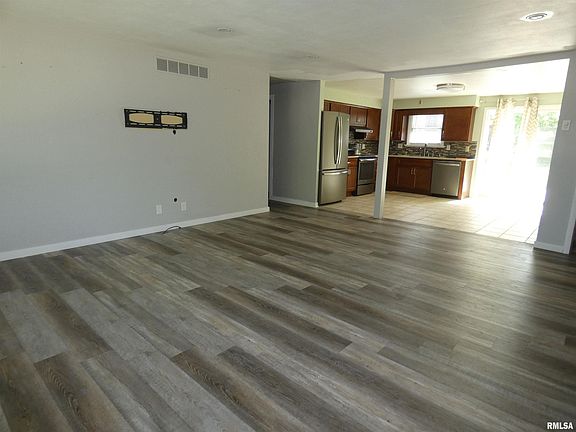 2nd image of 7500 N Oxford Pl