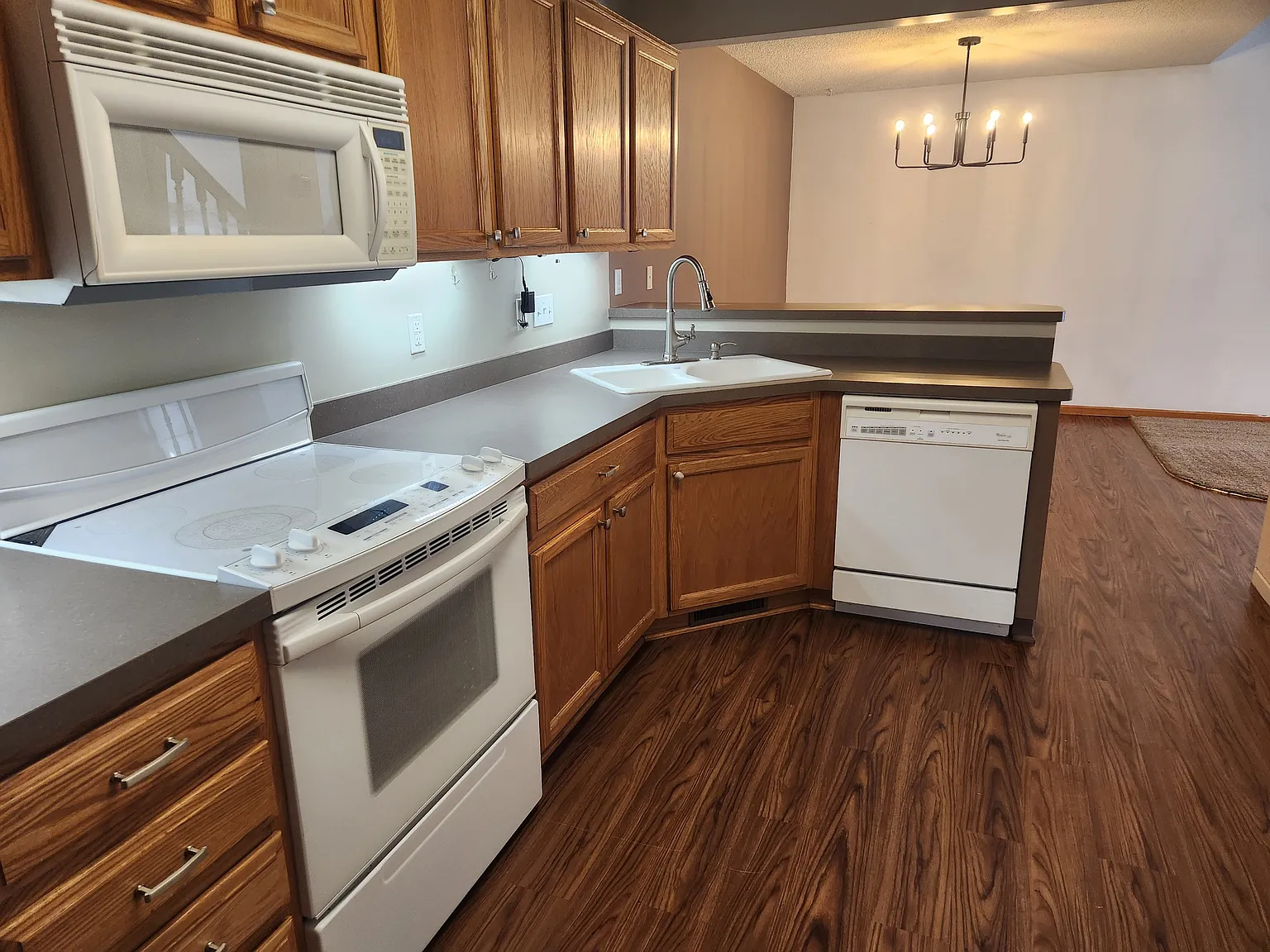 2 bed, 1.5 bath, 1370 sqft, $2,300 — Photo 4