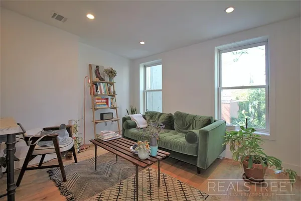 Rented by Real Street Inc | media 7