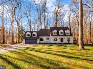 9982 Blackberry Ln, Great Falls, VA 22066