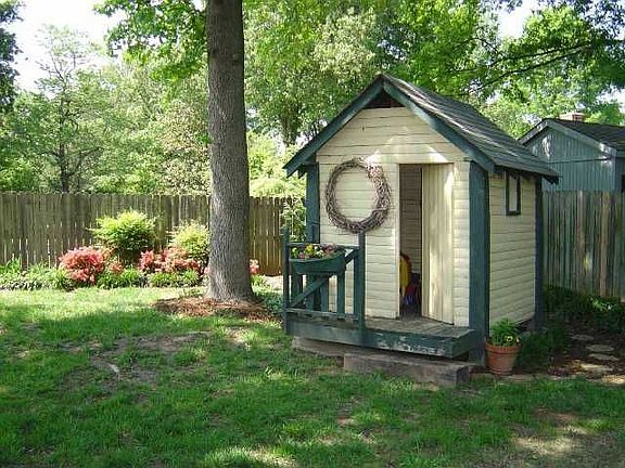 Cute playhouse/workshop in backyard