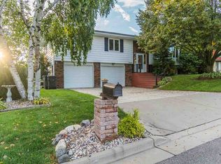 1028 W Crestview Cir, Baraboo, WI 53913