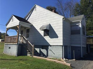 2015 Springs Rd, Mount Airy, NC 27030