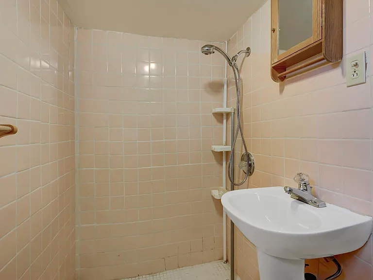 712 Main St NE — Photo 6