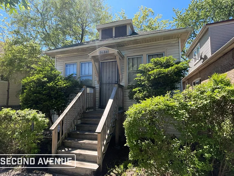 9136 S Blackstone Ave — Photo 2